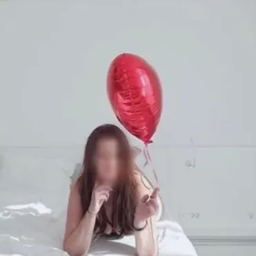 Amira, 27