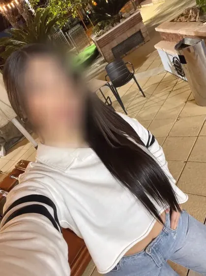 Ela, 24